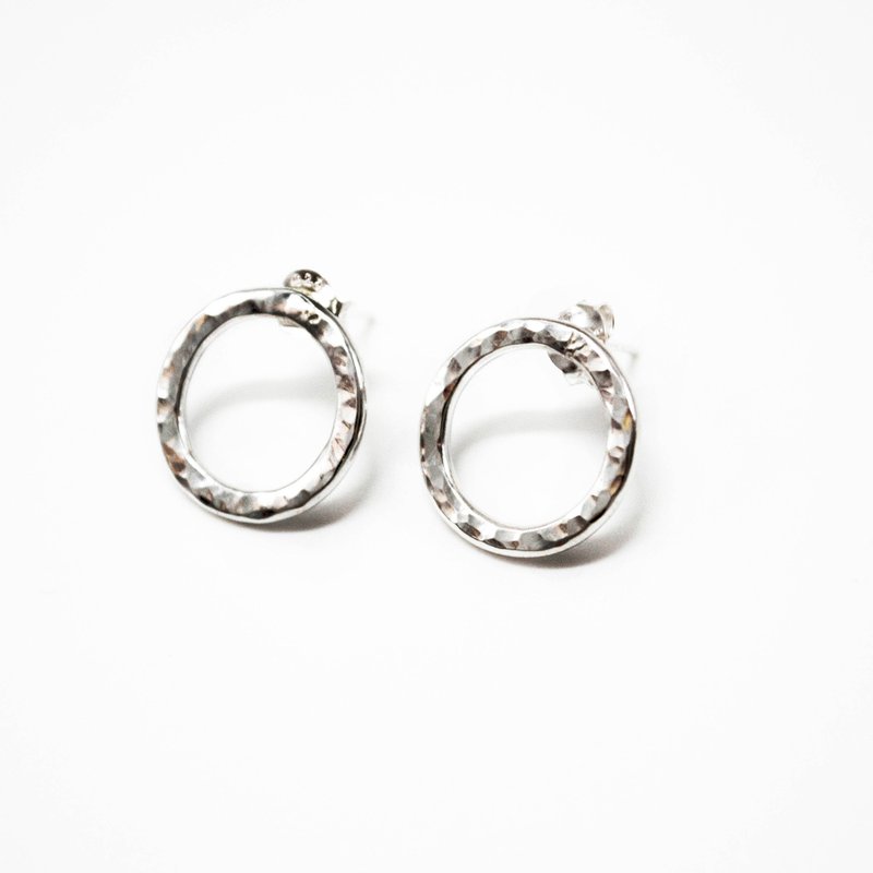 圆圈敲打质感耳环 - 耳环/耳夹 - 银 银色