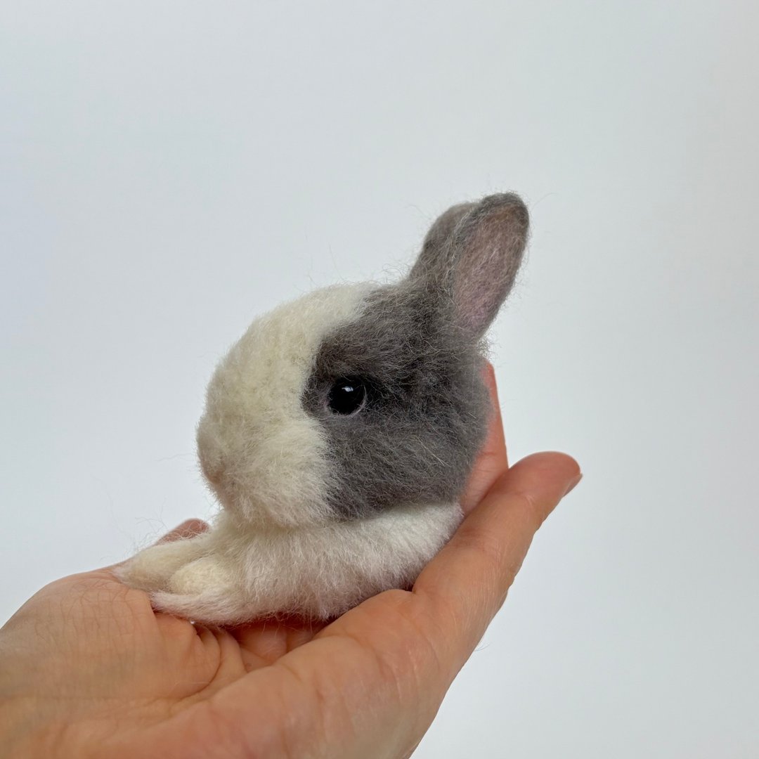兔子侧面胸针 荷兰侏儒兔 蓝色系 Soft Blue Dutch Bunny Brooch - 玩偶/公仔 - 羊毛 灰色