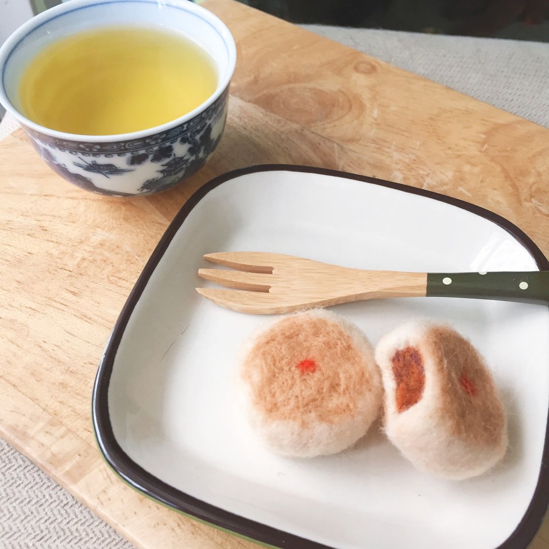 月饼咬一口系列 _ 羊毛毡咸月饼 吊饰 / 别针 - 徽章/别针 - 羊毛 黄色
