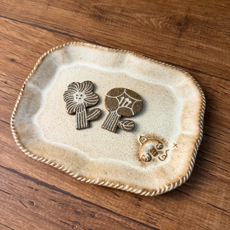 【 小丸 森林 浮雕】小飞鸟  欧式方平盘  甜点盘 - 盘子/餐盘/盘架 - 陶 咖啡色