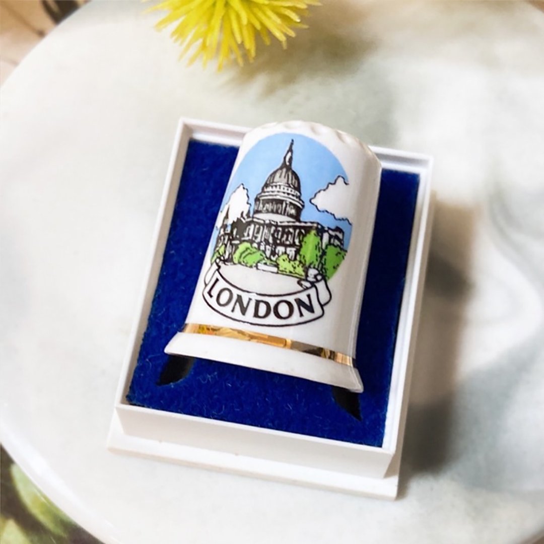 【西洋古董饰品】附盒子 英国古董伦敦 骨瓷 金边 景点 顶针 - 编织/刺绣/羊毛毡/裁缝 - 贵金属 白色