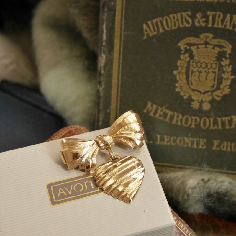 老又好古董珠宝 1986年 AVON金色垂坠爱心别针胸针 B2231 - 胸针 - 其他金属 金色