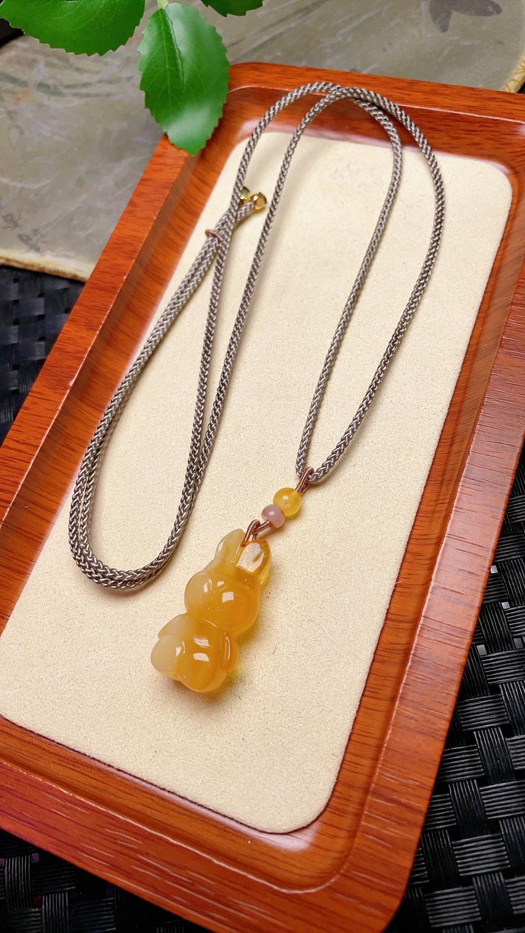 原创手工定制天然蜜蜡兔子吊坠 色泽油润 规格29.5×15.8×11.9mm - 吊饰 - 水晶 