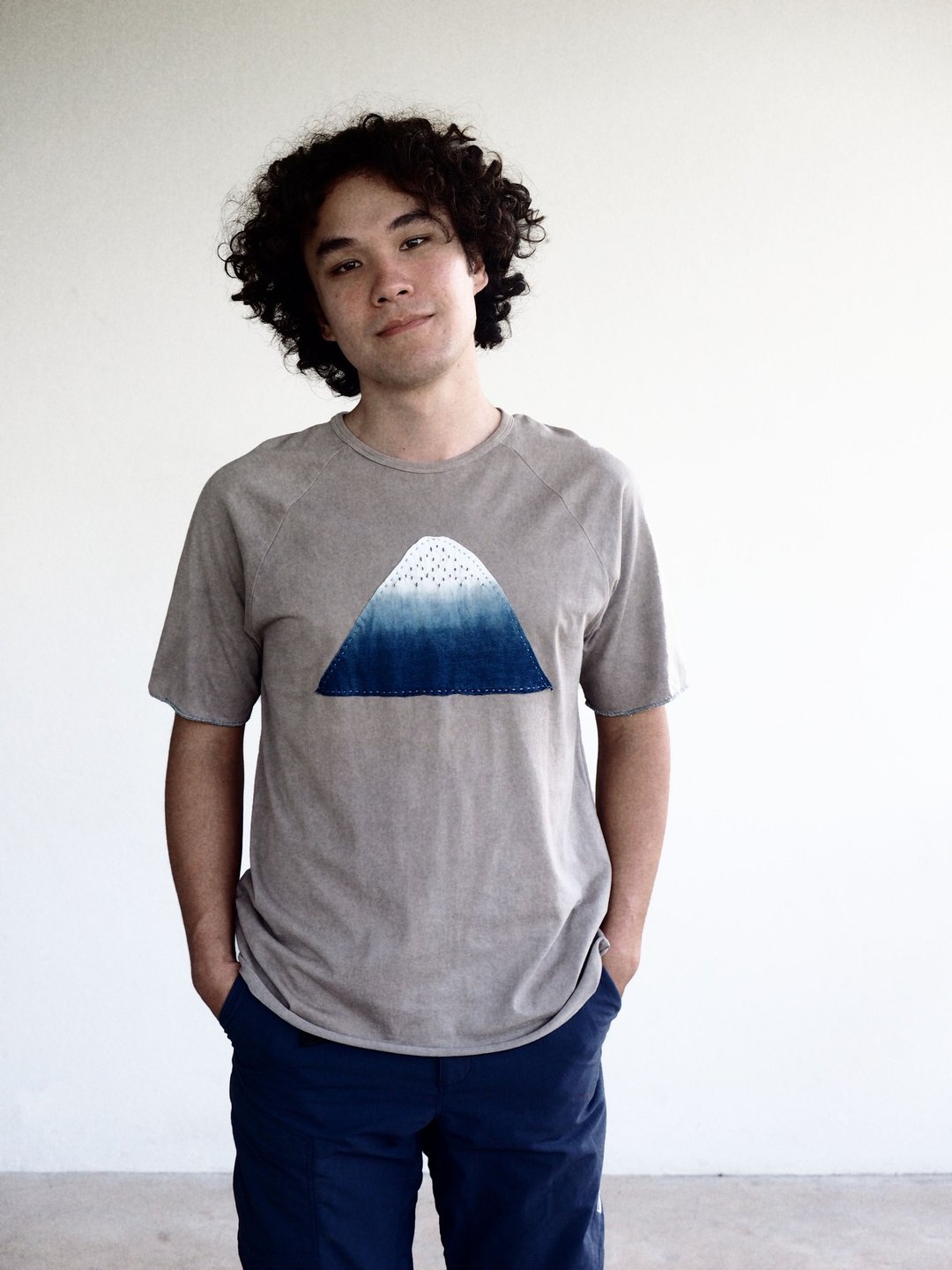 GREY. The Blue Mountain Peak. Organic unisex natural dyed t-shirt - 男装上衣/T 恤 - 棉 灰色