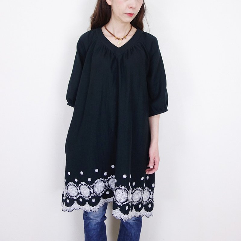 双层纱 V 领澎澎袖连身裙 - 黑色圆圈刺绣雕花 (日本制) - 洋装/连衣裙 - 棉．麻 黑色