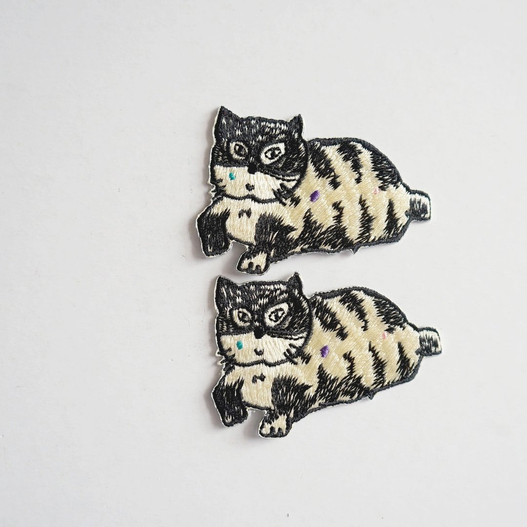 胖胖可爱虎斑猫 细细棉线刺绣别针 贴布 - 徽章/别针 - 绣线 黑色