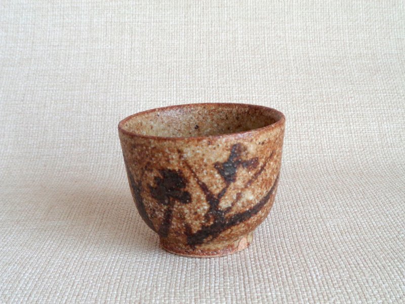 铁画花卉图案茶杯b - 茶具/茶杯 - 陶 咖啡色