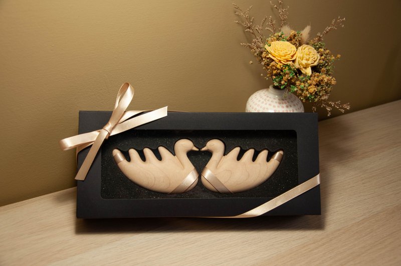 【情人节/结婚礼物】永浴爱鹅 l 按摩梳 - 彩妆刷具/镜子/梳子 - 木头 卡其色