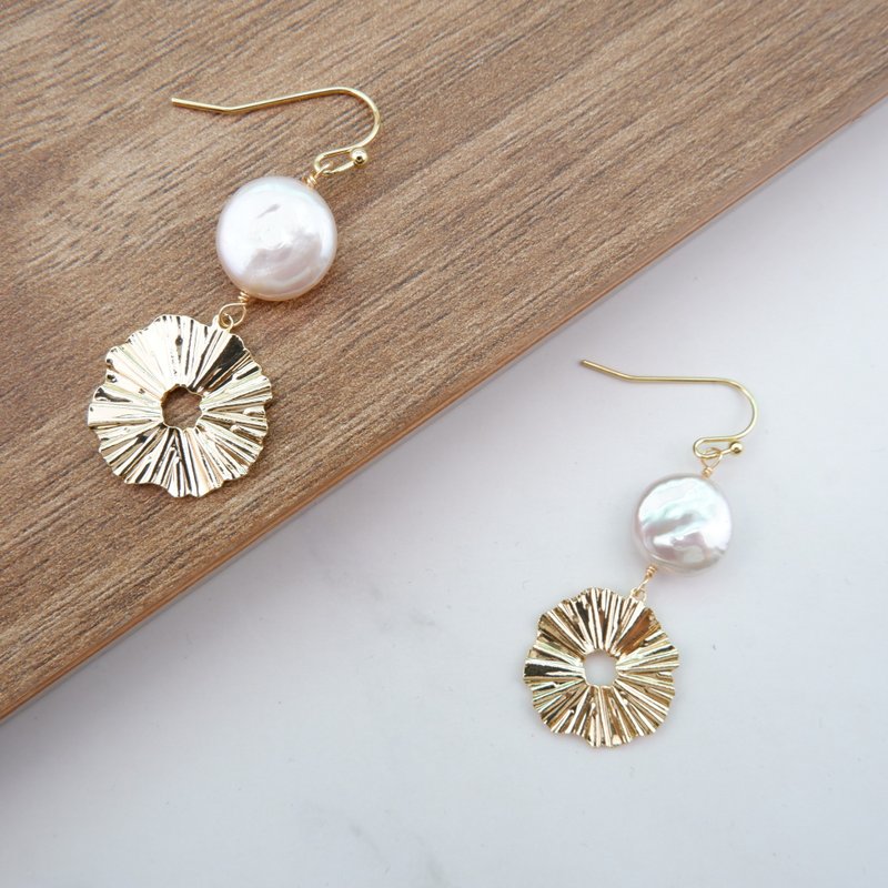 Freshwater pearl dangle earrings - 耳环/耳夹 - 珍珠 白色