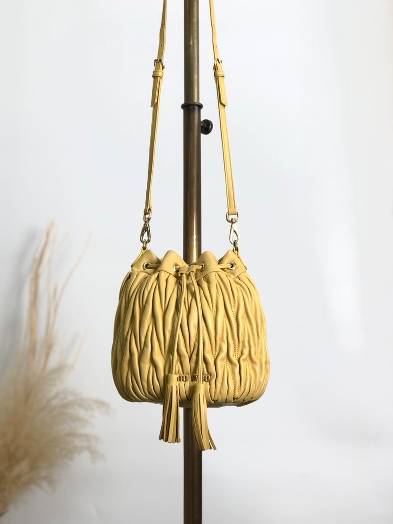 【日本直送，品牌二手包】Miu Miu 单肩包，菱格纹黄标志，皮革，抽绳包，复古，fkzgc3 - 侧背包/斜挎包 - 真皮 黄色