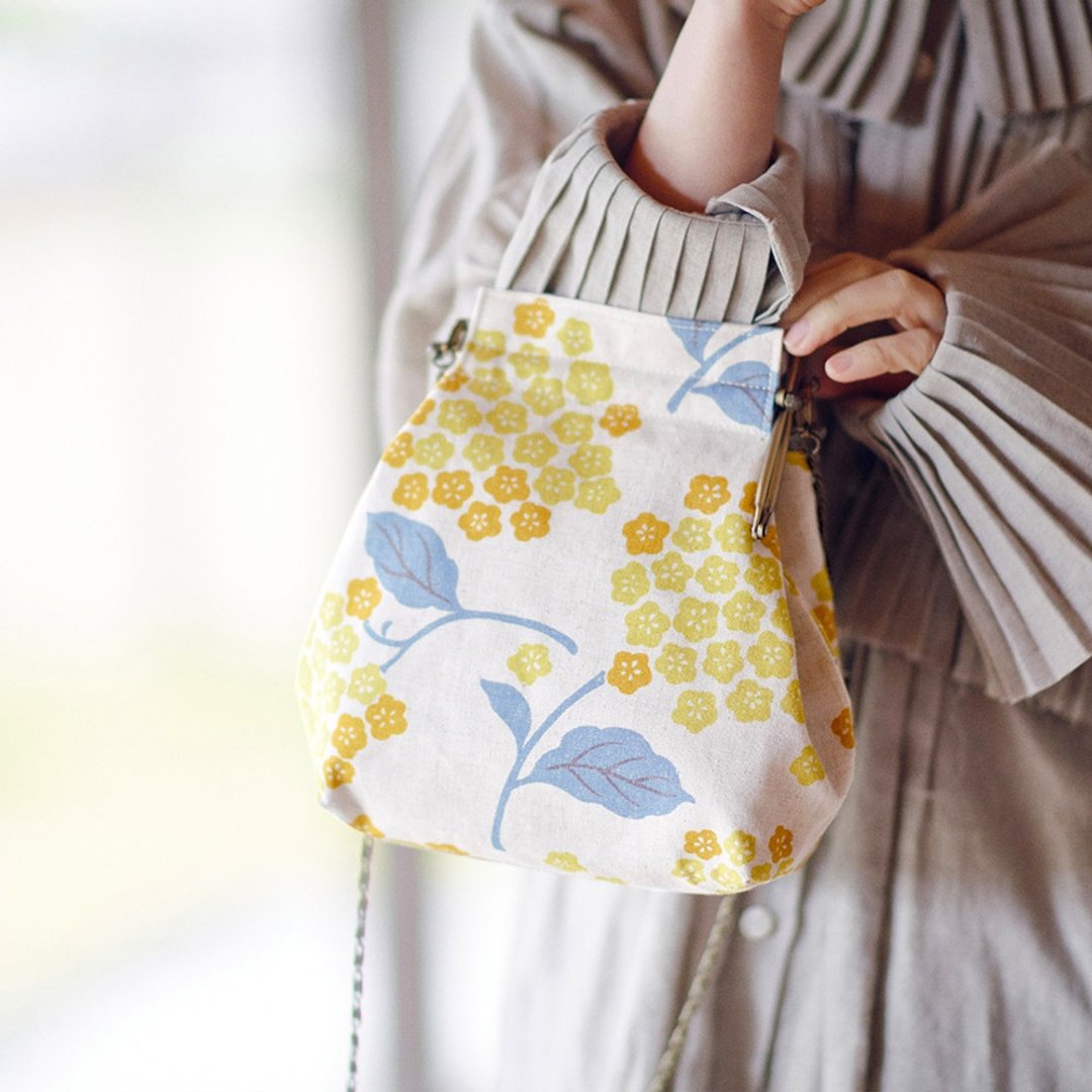 Cotton Linen Benly Clasp Bag with Hydrangea Chain and Synthetic Leather Shoulder [Made in Japan] - 侧背包/斜挎包 - 棉 黄色