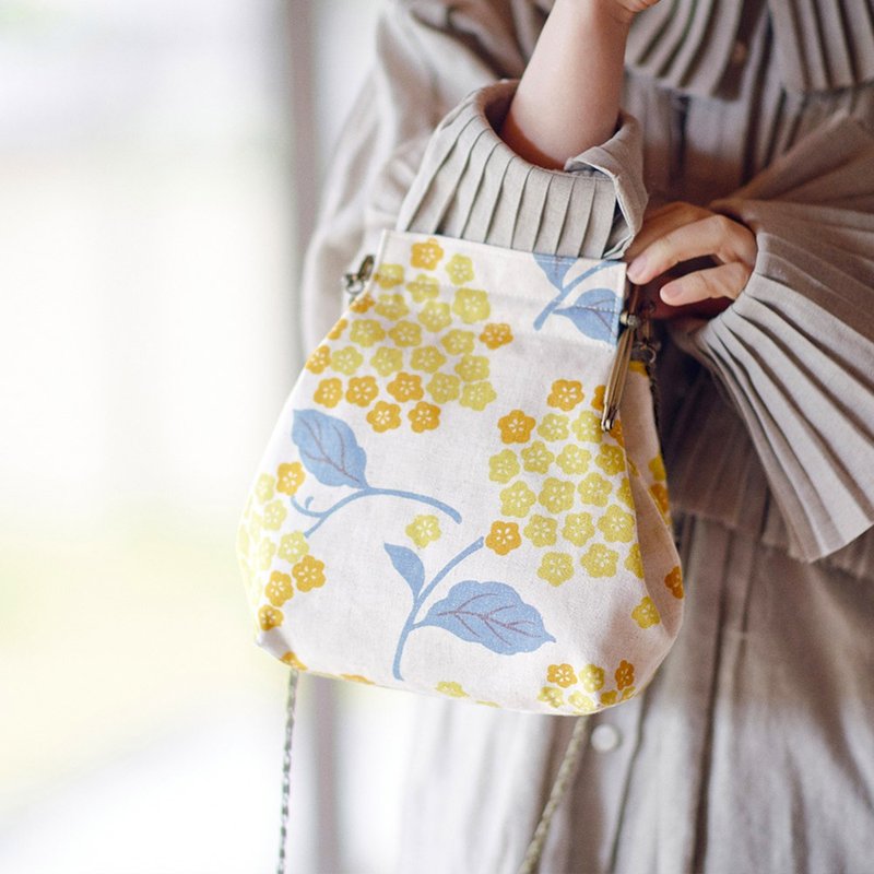 Cotton Linen Benly Clasp Bag with Hydrangea Chain and Synthetic Leather Shoulder [Made in Japan] - 侧背包/斜挎包 - 棉．麻 黄色