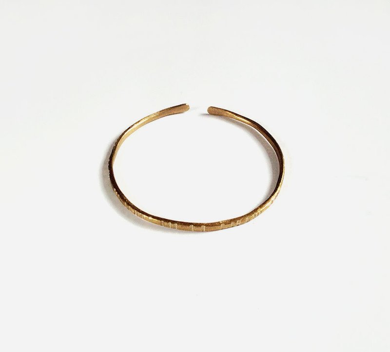 [ 纯粹 ] 手作 黄铜 刻痕 朴质手镯 - 手链/手环 - 其他金属 黄色
