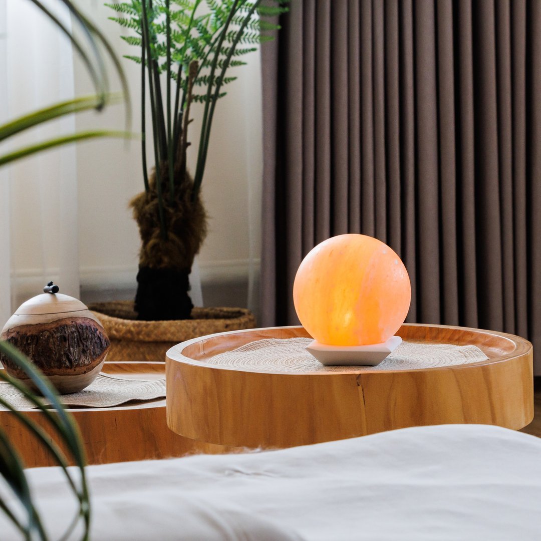 ONELIVINGS VESSEL |舟| 喜马拉雅盐灯 – SPHERE (15cm) - 灯具/灯饰 - 水泥 白色