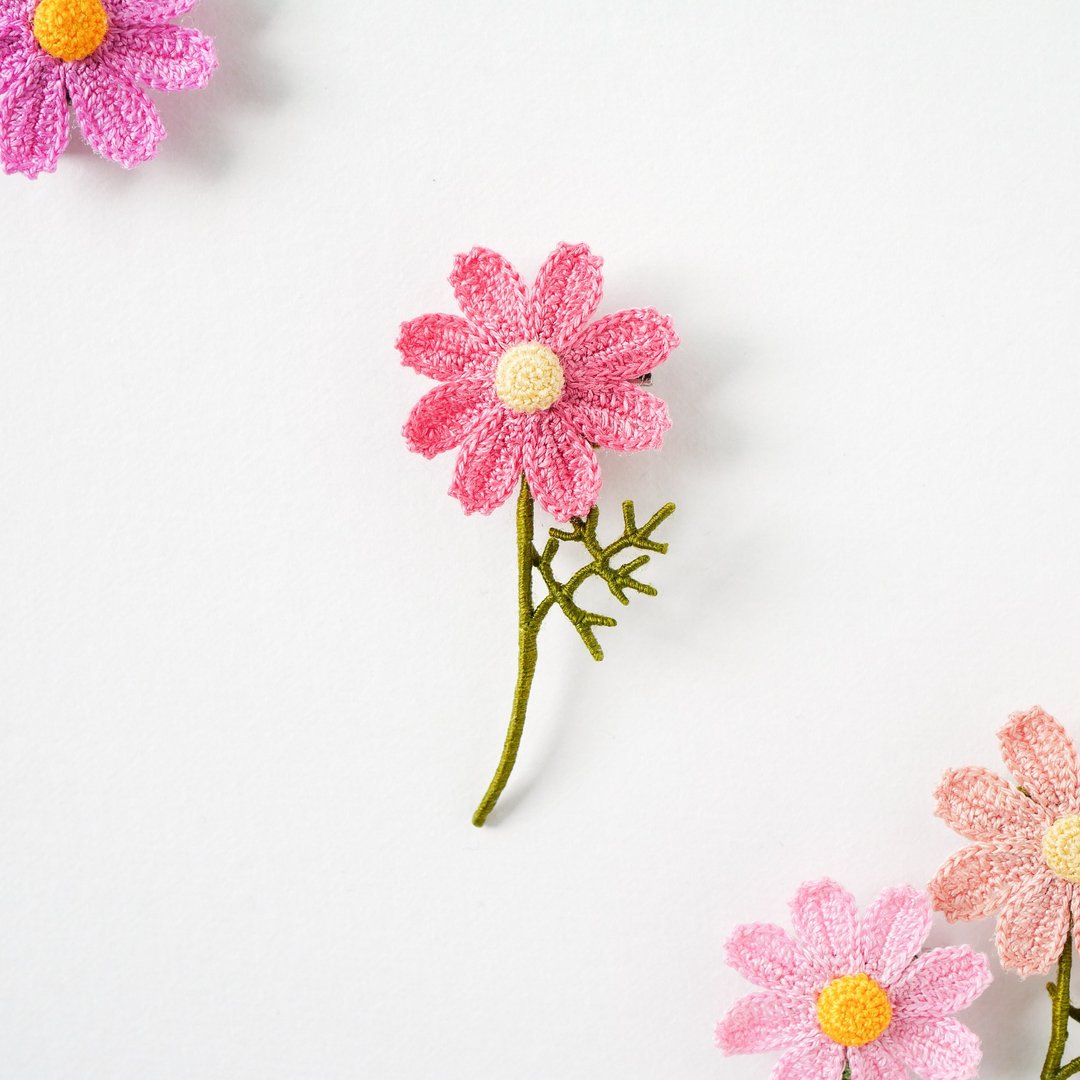 兰花粉红波斯菊胸针手工/蕾丝针织/钩针/手编/绣线/秋花痴/秋季 - 胸针 - 绣线 粉红色
