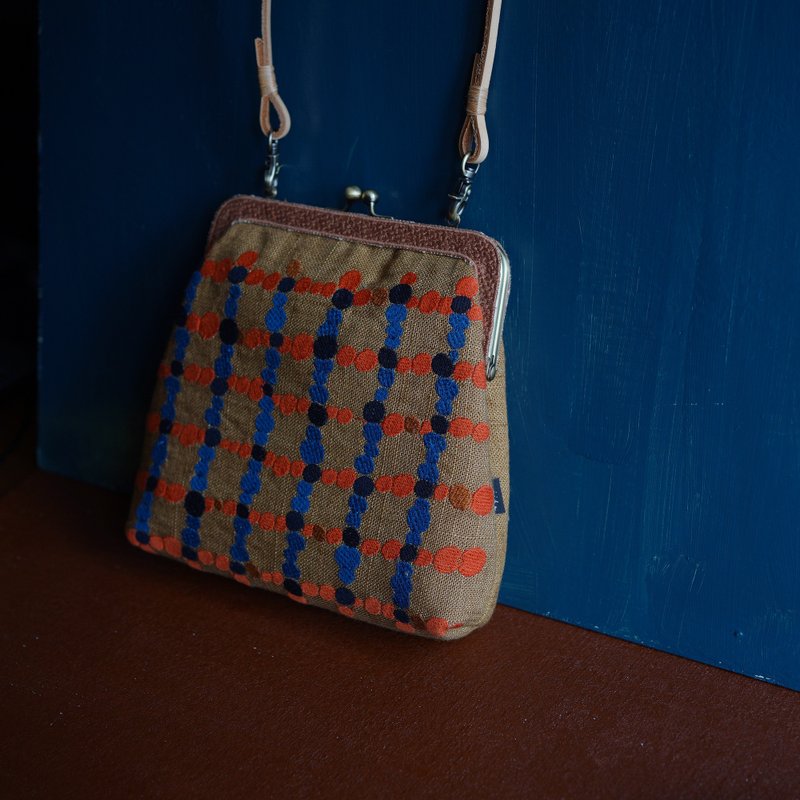 土黄波小方包 圆点格子绣花口金包 - 侧背包/斜挎包 - 棉．麻 橘色