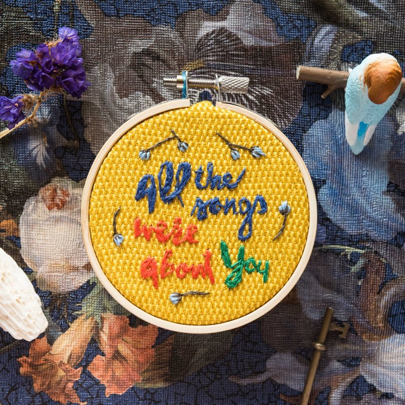 手作 英文字刺绣框－可提供匙扣作吊饰 - 吊饰 - 棉．麻 黄色