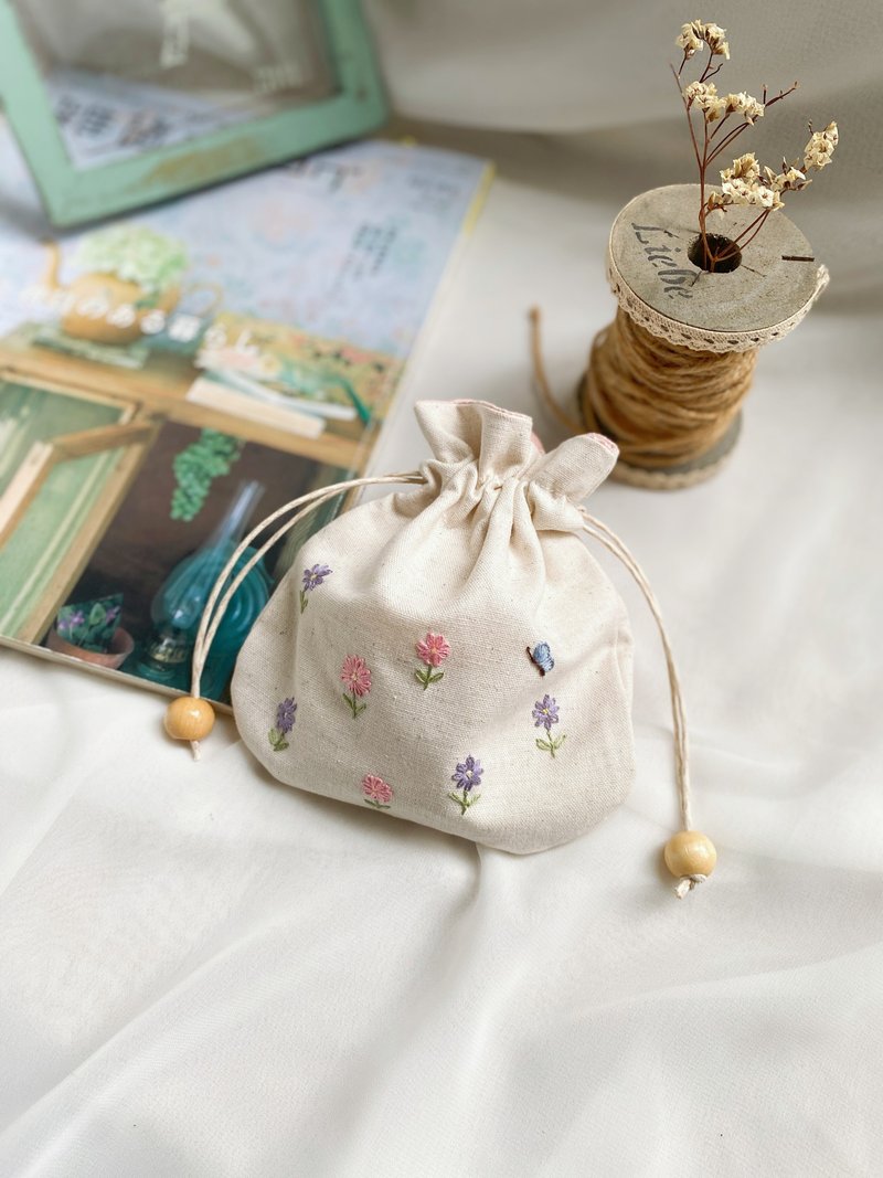 【芳小姐手作】刺绣小蝴蝶双色小花棉麻随身小物束口袋收纳包 - 束口袋双肩包 - 棉．麻 多色