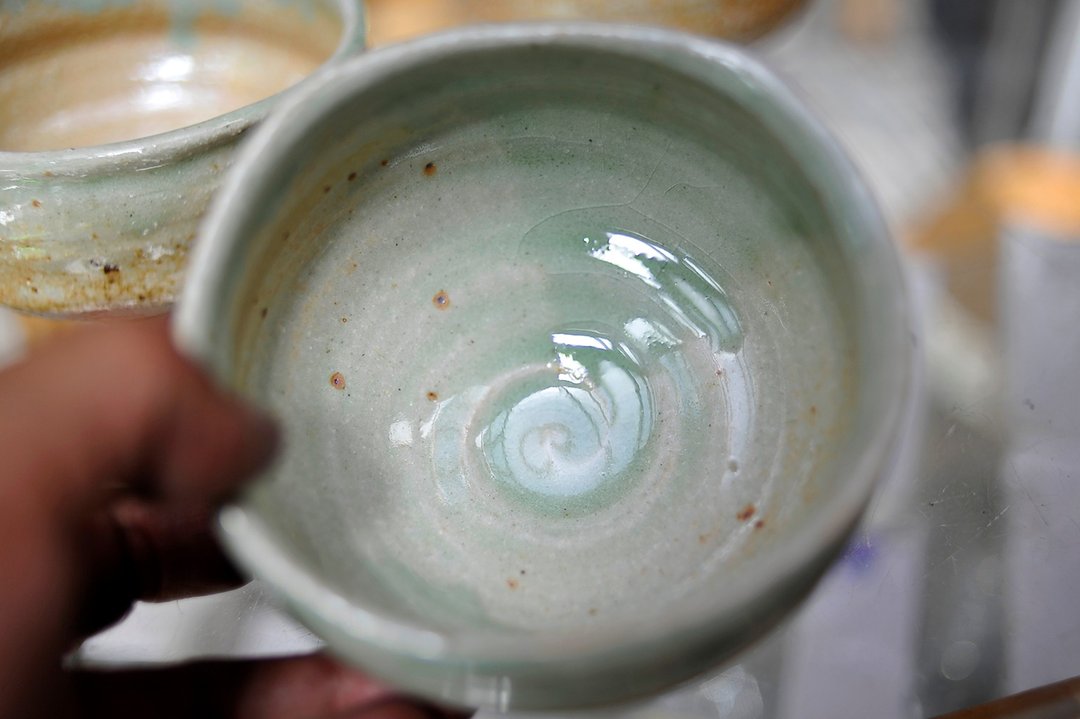 一个饭碗，一个抹茶碗，以及映衬着蓝绿和白色沙滩的三级窑 - 碗 - 陶 