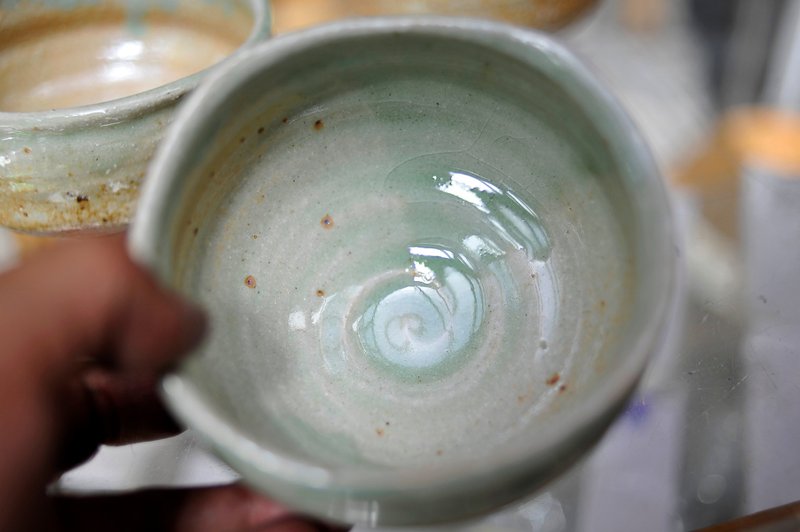 一个饭碗，一个抹茶碗，以及映衬着蓝绿和白色沙滩的三级窑 - 碗 - 陶 