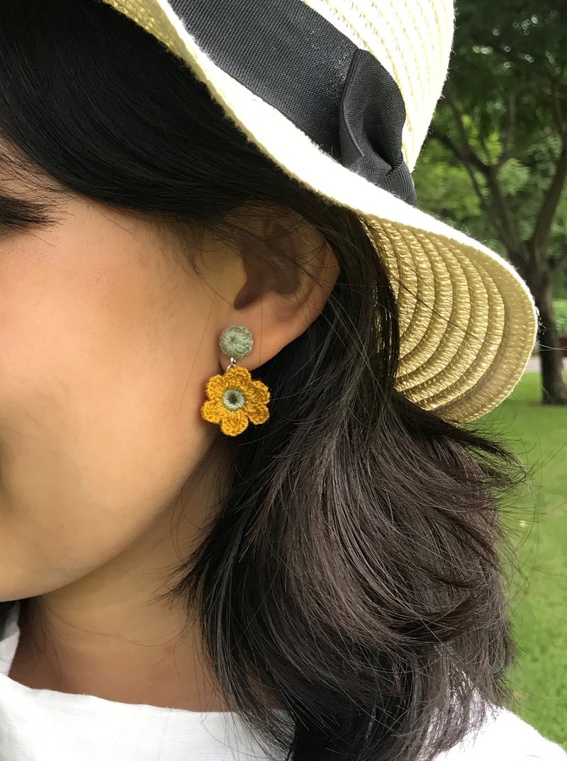 Ball Pin earring Waltz of the Flower crochet - 耳环/耳夹 - 贵金属 
