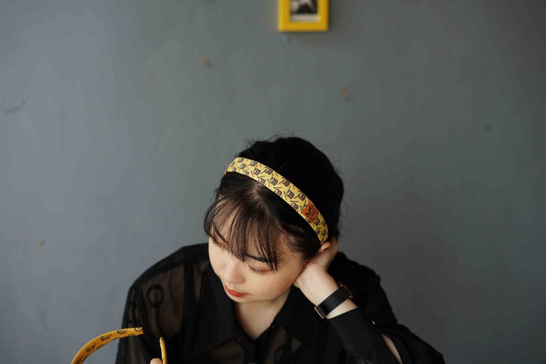 古董领带改制手工发箍-Hermès爱马仕 小鼓乐器-鹅黄窄版 - 发带/发箍 - 丝．绢 黄色