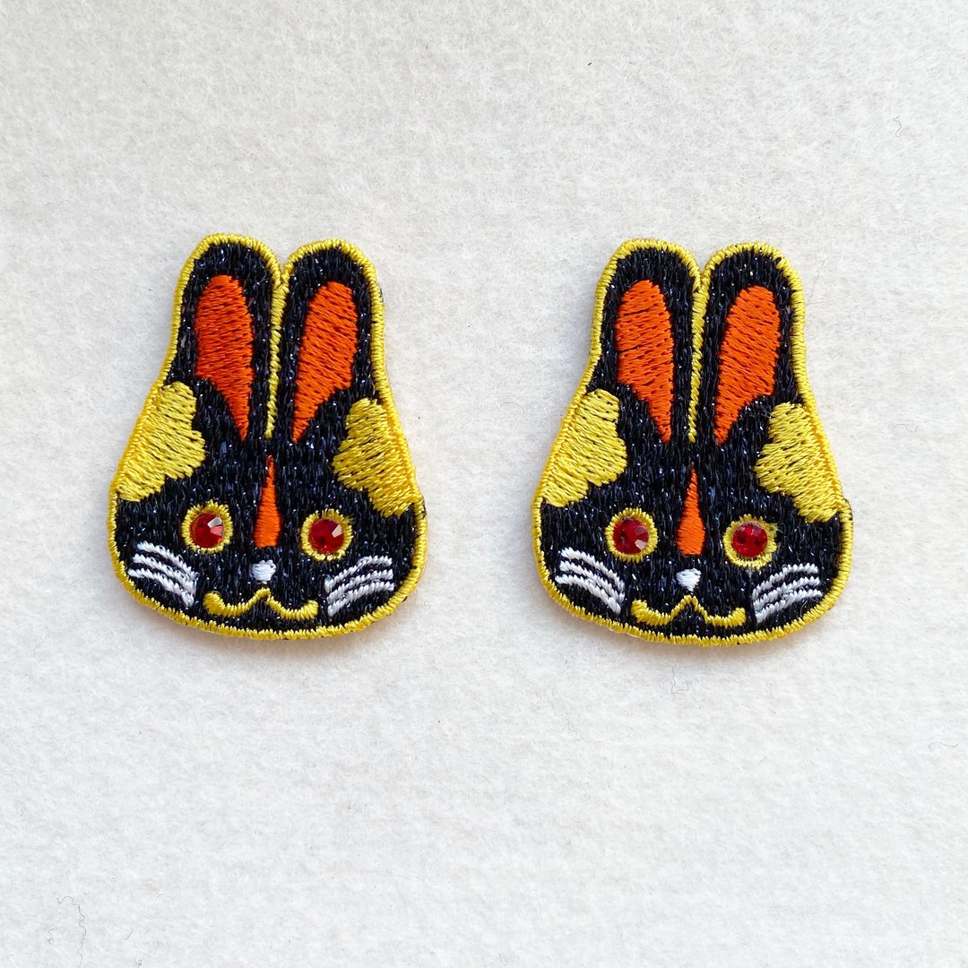 Charms Rabbit Embroidered badge　White - 徽章/别针 - 绣线 黑色