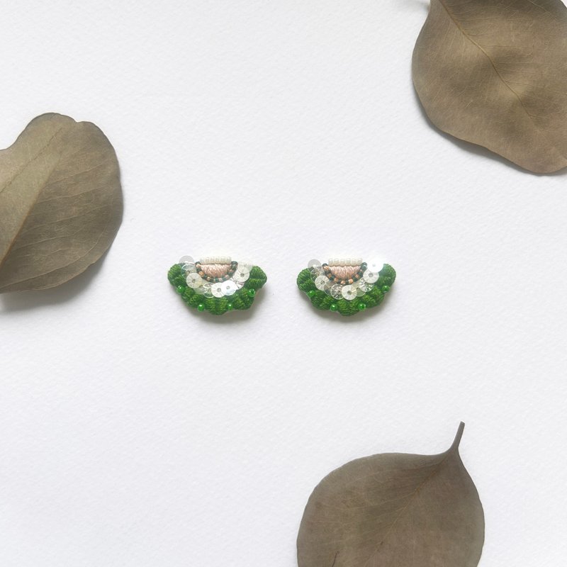 | 茷 | 耳针/耳夹 | #95 | 手刺绣半花耳环 - Meet Hana - 耳环/耳夹 - 绣线 绿色