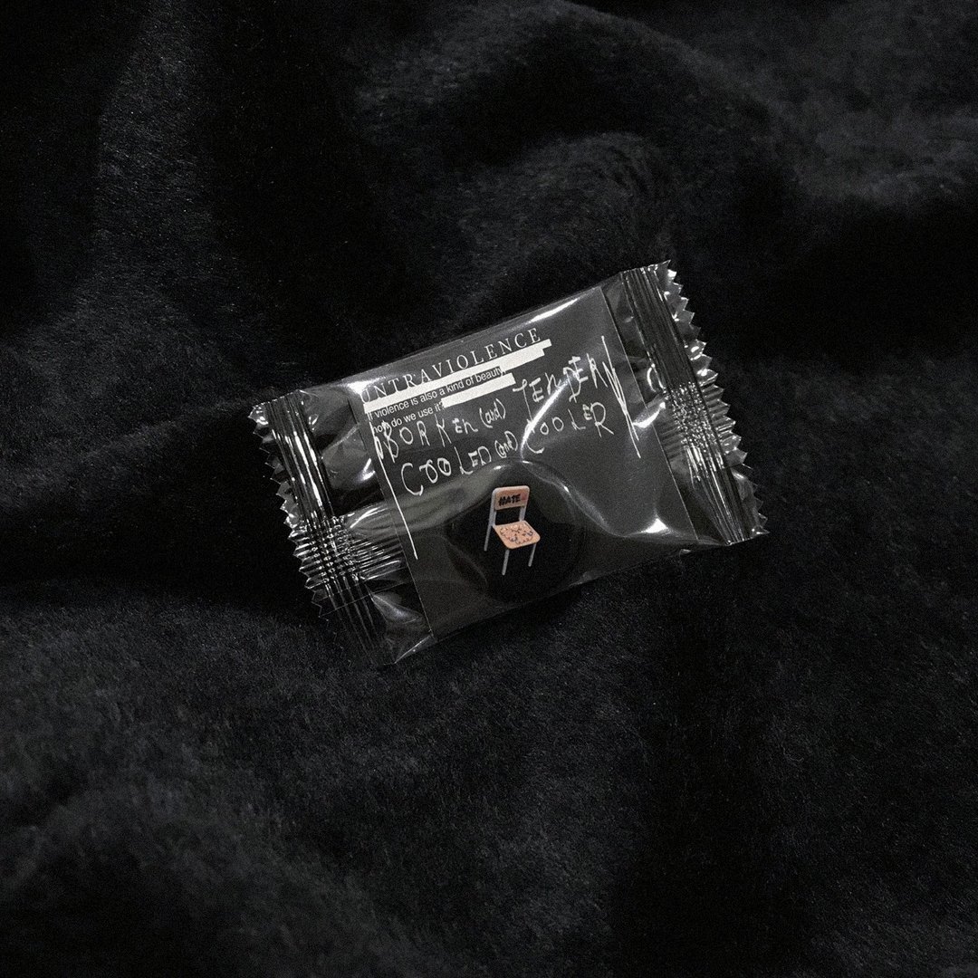 椅子徽章 ULTRAVIOLENCE CHAIR Pin - 徽章/别针 - 防水材质 黑色