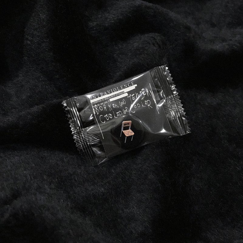 椅子徽章 ULTRAVIOLENCE CHAIR Pin - 徽章/别针 - 防水材质 黑色