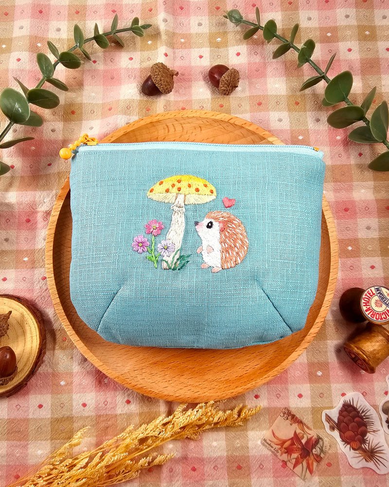 限量-刺猬与黄菇刺绣小包 - 零钱包 - 棉．麻 蓝色