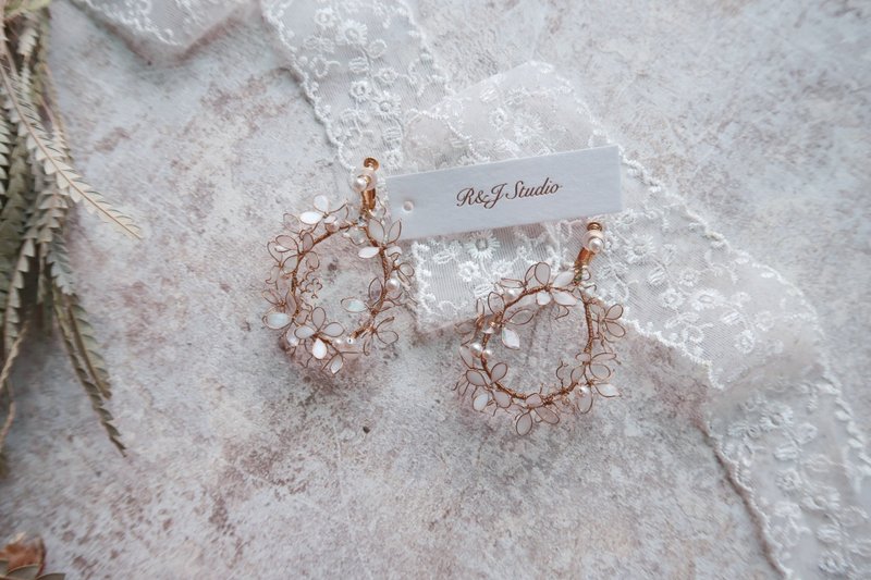 Flora花环-耳环 手作水晶花树脂饰品 新娘头饰/伴娘配饰 - 耳环/耳夹 - 树脂 白色