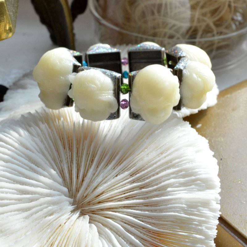 *TIMBEE LO 简约风贵族杂锦素白色娃娃头橡皮筋手链 法国雕塑浮雕风格 - 手链/手环 - 其他金属 白色