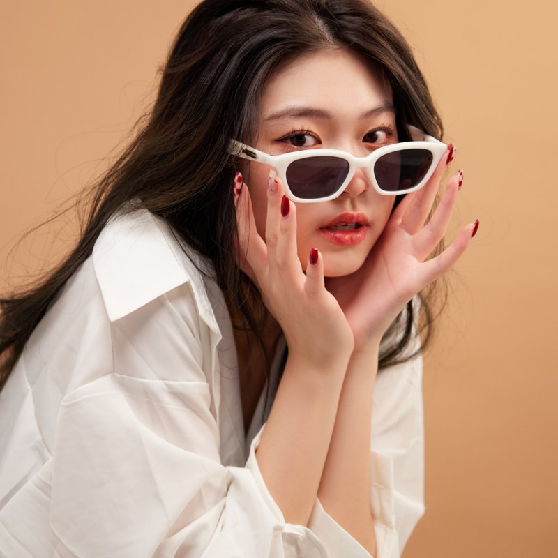 时尚必备Y2K墨镜 │ Thurday - 牛乳白 - 眼镜/眼镜框 - 树脂 白色