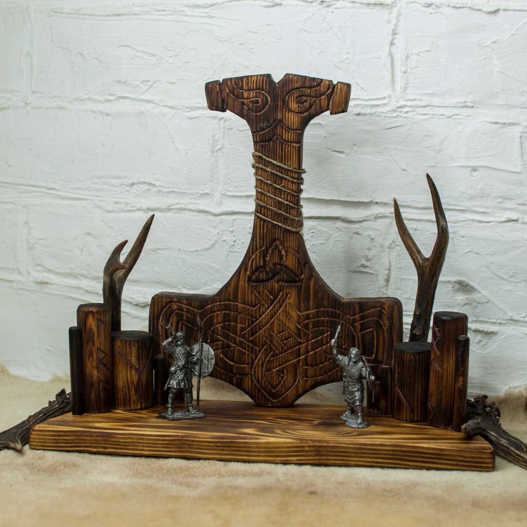 Pagan altar of the regiment Thor Hammer Mjolnir with nordic runes - 墙贴/壁贴 - 木头 咖啡色