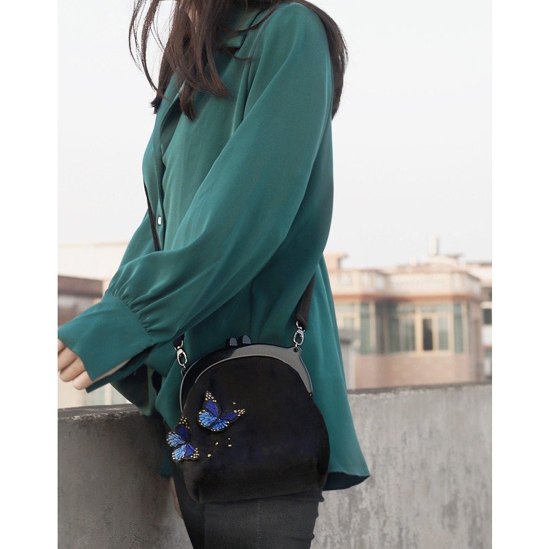 【軻人】原創破繭成蝶斜跨單肩包女口金布包懷舊時尚文藝小清新 - 侧背包/斜挎包 - 其他材质 黑色