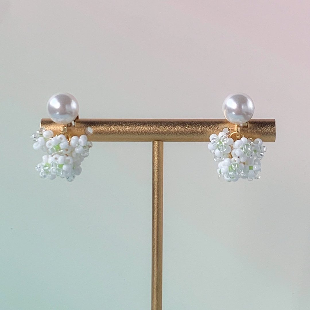 单颗珍珠与小白花束耳环 (大)【金属扣：金色】 - 耳环/耳夹 - 其他金属 金色