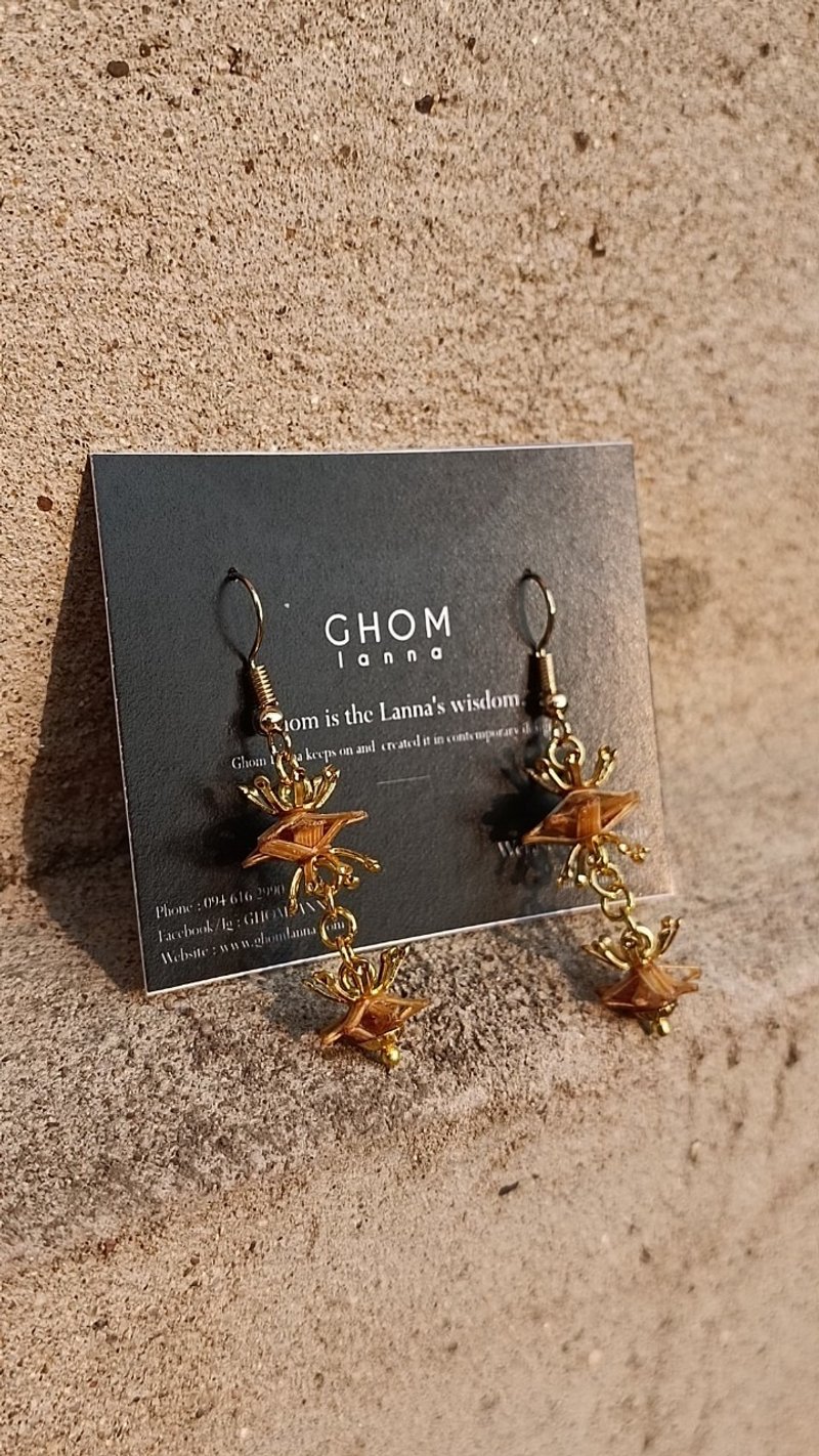 Sailom Raya 花朵耳环 (ดอกสายลมระย้า) - 耳环/耳夹 - 竹 金色