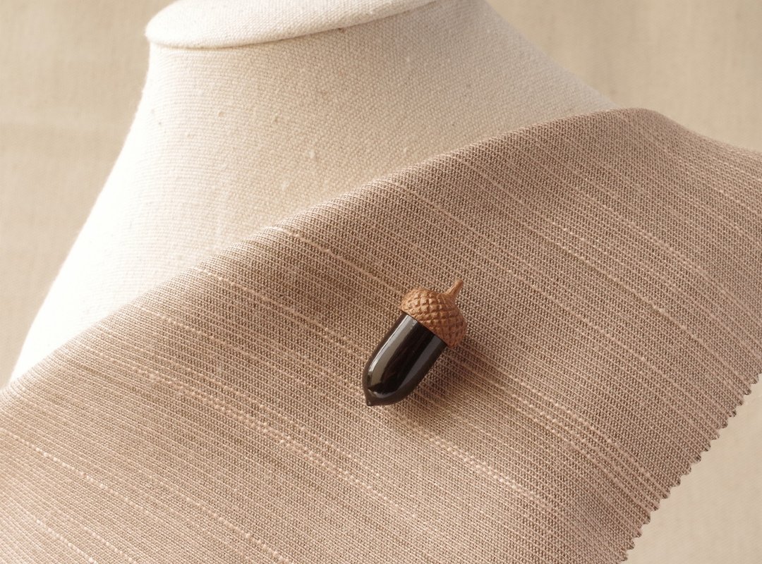 URUSHI finished Wood Carving Acorn Lapel Pin, Pin Brooch - 胸针 - 木头 黑色
