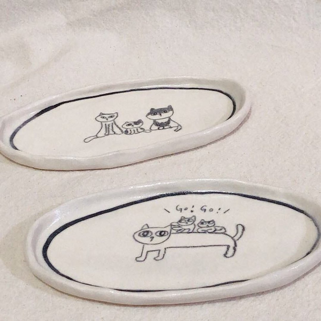 手捏白磁猫猫长盘 手绘 点心盘 饰品盘 - 盘子/餐盘/盘架 - 瓷 白色