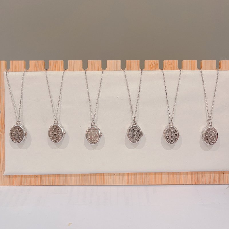 925纯银英文字母颈链 - 项链 - 纯银 银色