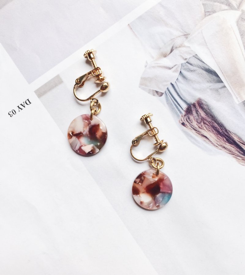 La Don - 石纹圆片 - 混色咖啡 耳针/耳夹 - 耳环/耳夹 - 其他金属 咖啡色