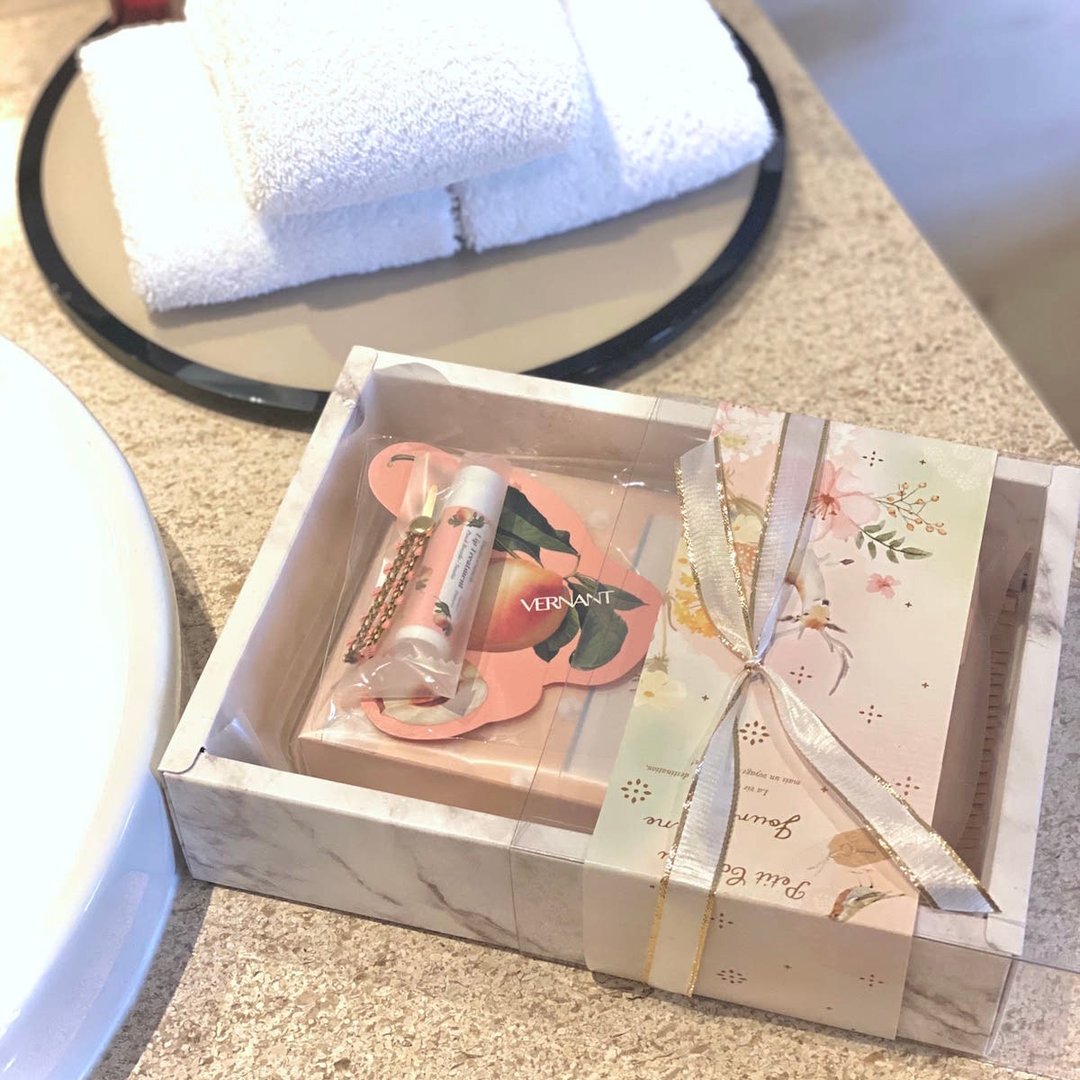 珍珠蜜桃礼盒包装组 【珍珠蜜桃焕采面膜8片入&蜜桃护唇膏1支】 - 面膜/冻膜 - 棉 