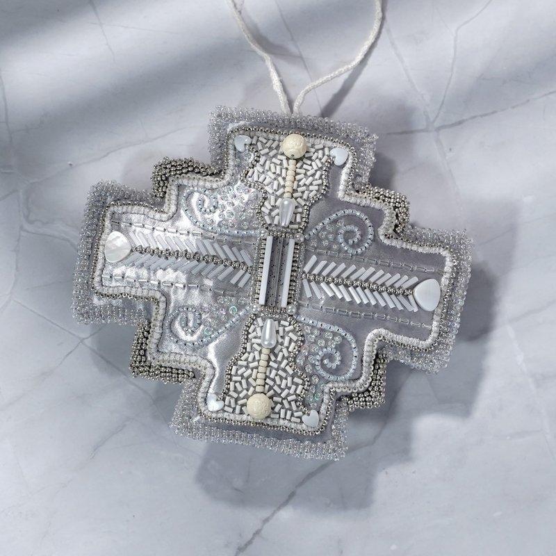 变形十字装饰品 No.1, 灰×银, 珠饰刺绣×缎面, 独一无二・个性・圣诞节适用 - 摆饰 - 聚酯纤维 银色