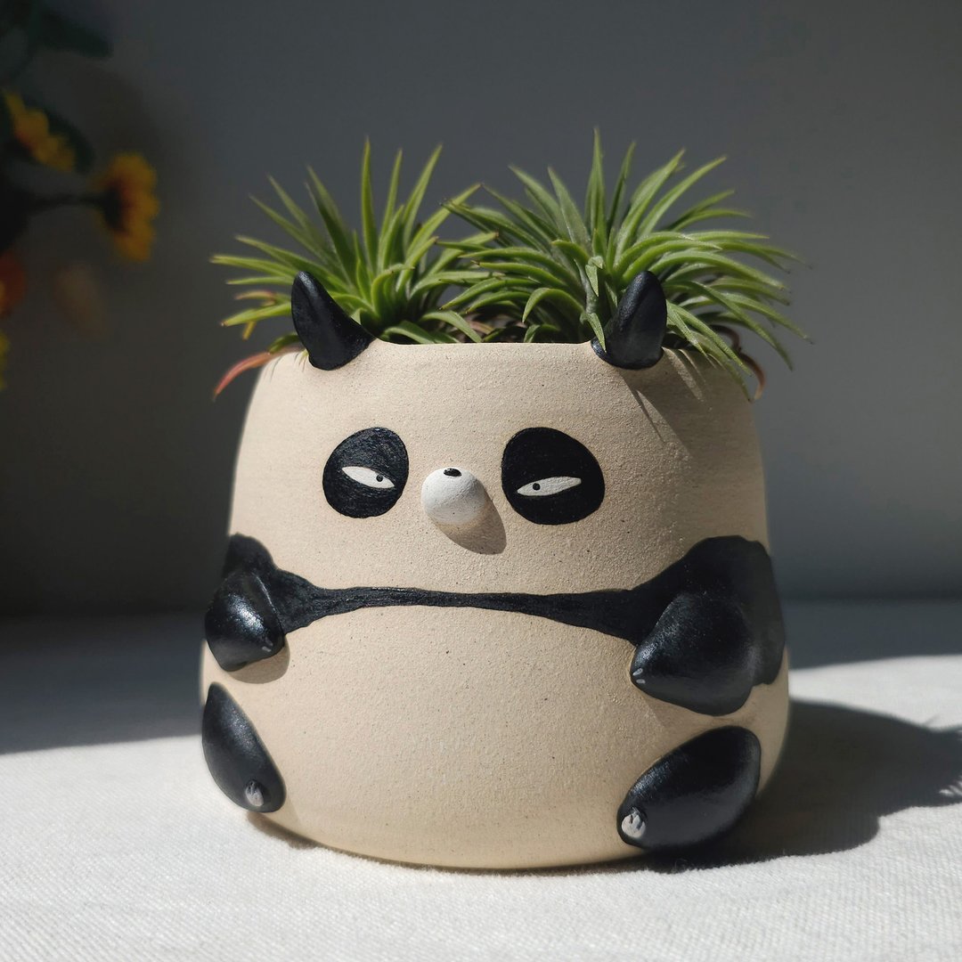 Panda (Genma) planter. Handmade plant pot with drainage hole - 植栽/盆栽 - 陶 
