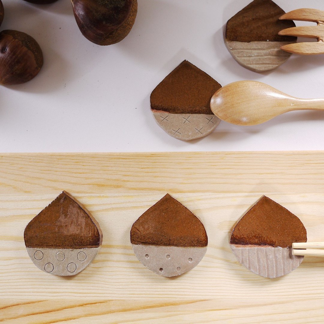 Chestnut chopstick rest - 筷子/筷架 - 陶 咖啡色