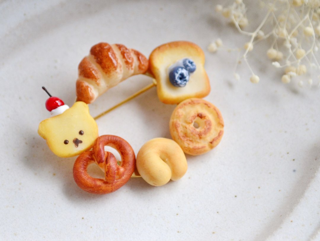 miniature bread brooch - 耳环/耳夹 - 粘土 咖啡色