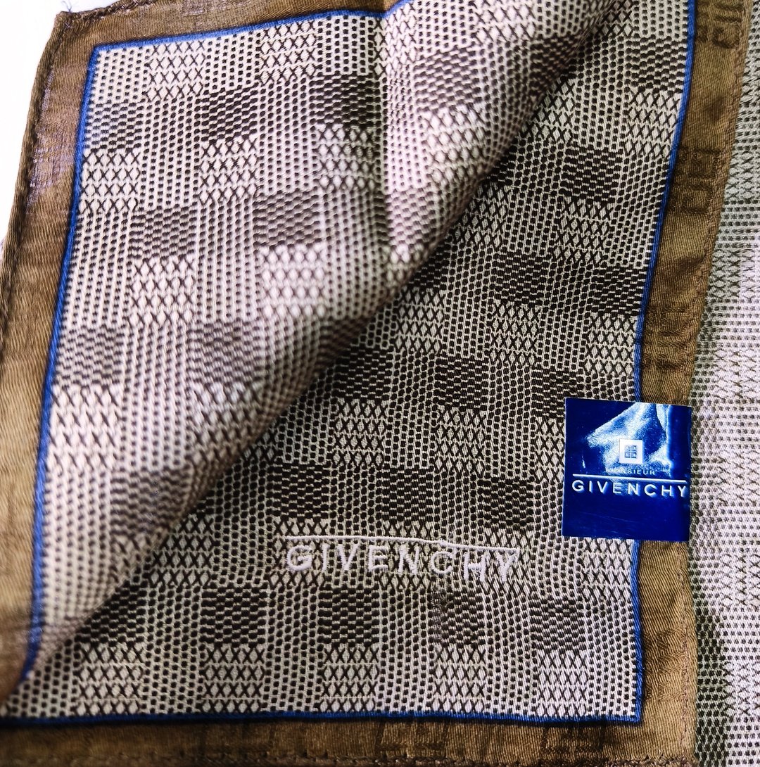 Givenchy 古董缇花手帕，织有品牌 Logo 滚边，尺寸 20 x 19 英寸 - 手帕/方巾 - 棉 卡其色