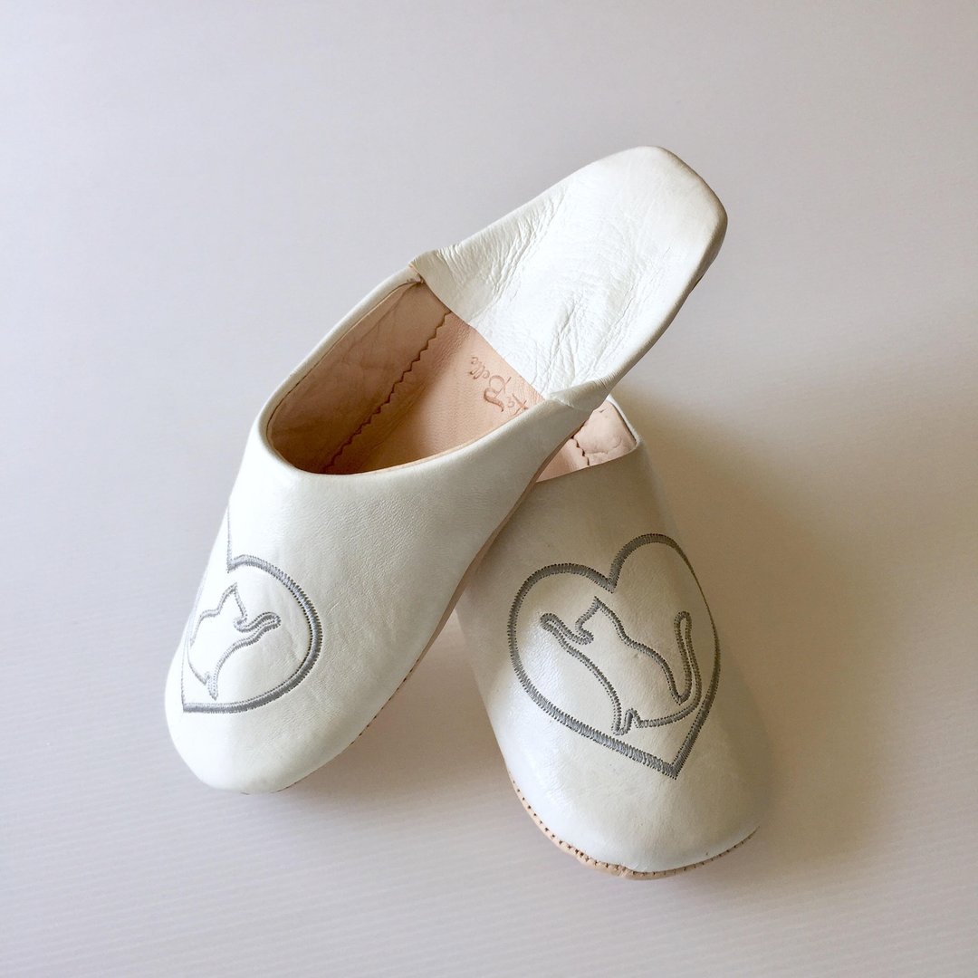 Beautiful embroidery babush gut High five cat white - 其他 - 真皮 白色