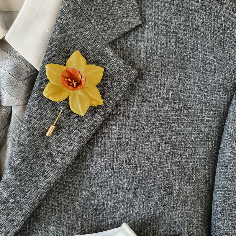 胸針 Men's lapel yellow daffodil Leather boutonniere 3rd anniversary gift - 胸针 - 真皮 黄色